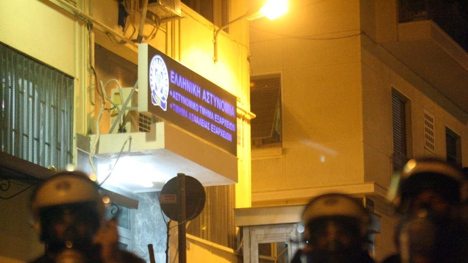 Τα δύο σενάρια που εξετάζουν οι «αδιάφθοροι» της ΕΛΑΣ για τα δύο χαμένα όπλα στο ΑΤ Εξαρχείων